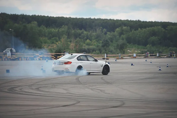 Publicidad BMW, Moscú, 1.11.2018: demostración del modelo de coche, coches en la pista de pruebas, polvo de debajo de las ruedas, pistas en la carretera, carrera, entrenamiento de conducción en una escuela de conducción — Foto de Stock