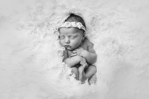 Retrato de un bebé recién nacido dormido en una diadema con flor. Concepto de salud: FIV, accesorios para bebés —  Fotos de Stock