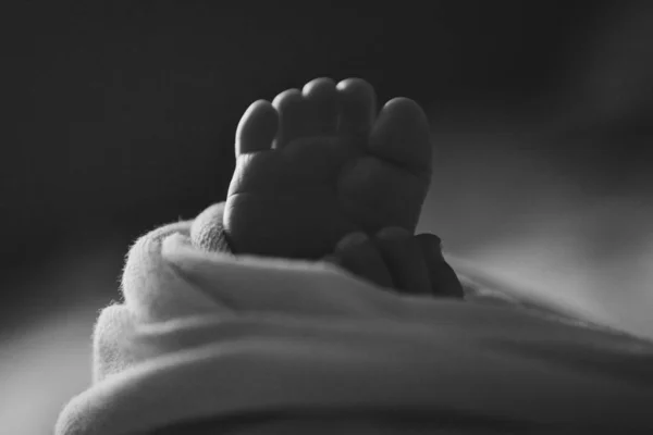Yeni doğmuş bebek ayakları. bacak masajı konsepti, sağlık hizmeti, lvf, hijyen — Stok fotoğraf