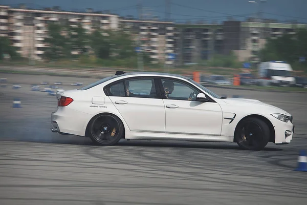 Publicidade BMW, Moscou, 1.11.2018: demonstração do modelo do carro, carros na pista de teste, poeira de baixo das rodas, faixas na estrada, corrida, treinamento de condução em uma escola de condução — Fotografia de Stock