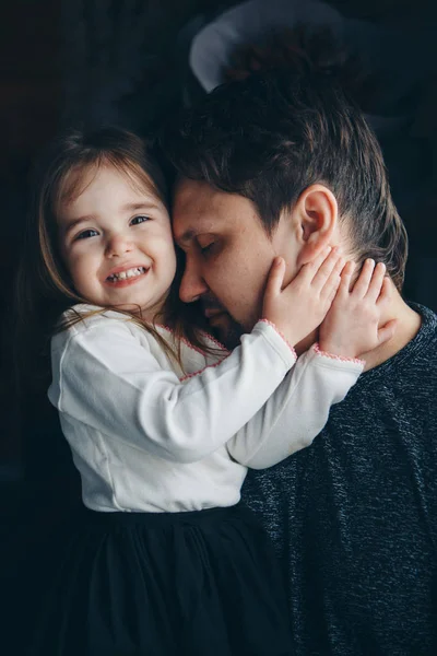 Otec drží dítě v náručí. Koncepce vzdělávání otec malých dětí, šťastné dětství, přátelská rodina. — Stock fotografie
