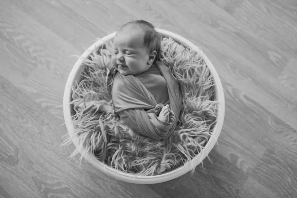 신생아는 바구니에 자고 담요에 싸여. 어린 시절, 의료, Ivf의 개념. 흑백 사진 — 스톡 사진