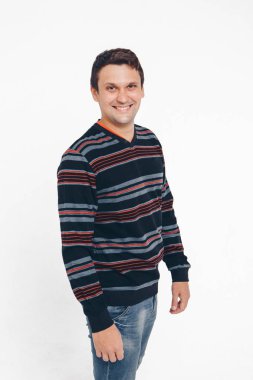 Reklam kıyafetleri, moda şovmenlerinin kapüşonları, beyaz arka planda gömlekler. Süs ve renkler, dekoratif unsurlar: çizgiler, kilitler, yamalar. Boşluğu kopyala