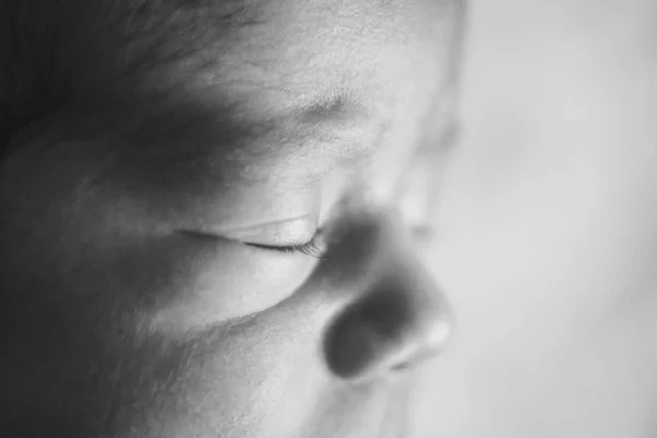 Obličej novorozence zblízka: oči, nos, rty. koncept dětství, zdravotní péče, Ivf, hygiena, Ent — Stock fotografie