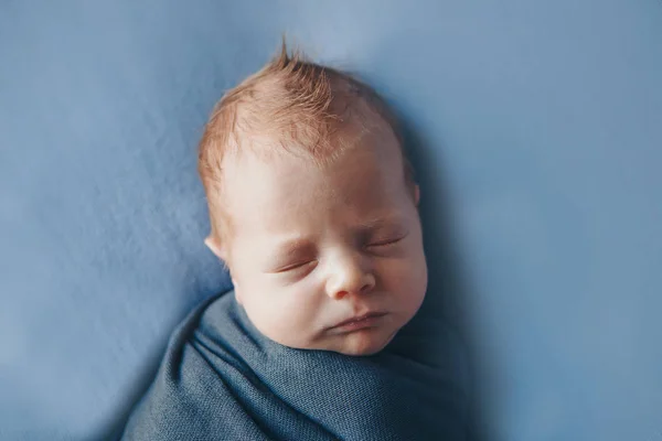 Πορτρέτο ενός μικρού κοριτσιού: το πρόσωπο του μωρού κοντινό. έννοια της παιδικής ηλικίας, της υγειονομικής περίθαλψης, της γονιμοποίησης — Φωτογραφία Αρχείου