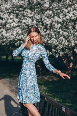 Çiçek tutan güzel bir kız. 8 Mart: Çiçeklerin arasındaki kadın. Tebrikler kavramı, kadın tatili, doğal makyaj.