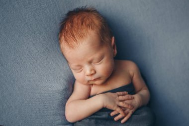 küçük bir kızın portresi: bebeğin yüzü yakın çekim. çocukluk kavramı, sağlık, Ivf