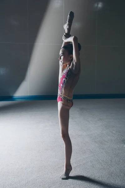 A rapariga sentou-se no cordel. aulas no clube de fitness. a menina está envolvida na ginástica recreativa. exercícios esportivos e alongamento: atletismo — Fotografia de Stock