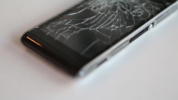 坏了的电话玻璃 坏了的黑色智能手机 在白色背景上的特写 — 图库视频影像