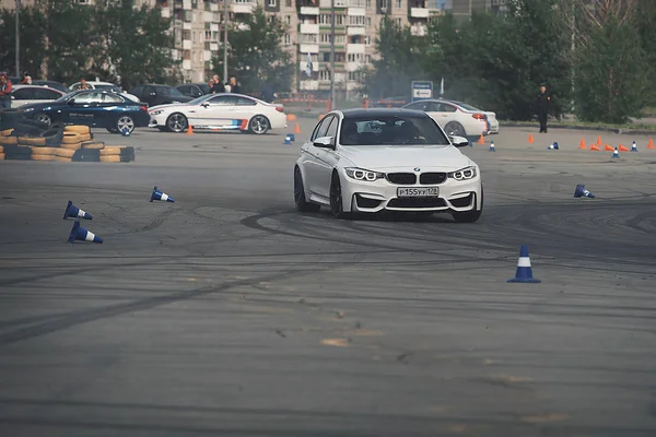 Publicidad BMW, Moscú, 1.11.2018: demostración del modelo de coche, coches en la pista de pruebas, polvo de debajo de las ruedas, pistas en la carretera, carrera, entrenamiento de conducción en una escuela de conducción — Foto de Stock