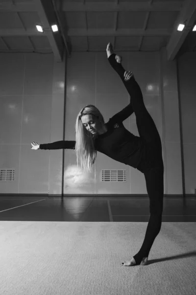 A mulher sentou-se no cordel. aulas no clube de fitness. a menina está envolvida na ginástica recreativa. exercícios esportivos e alongamento: atletismo — Fotografia de Stock