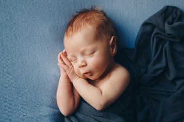 küçük bir kızın portresi: bebeğin yüzü yakın çekim. çocukluk kavramı, sağlık, Ivf