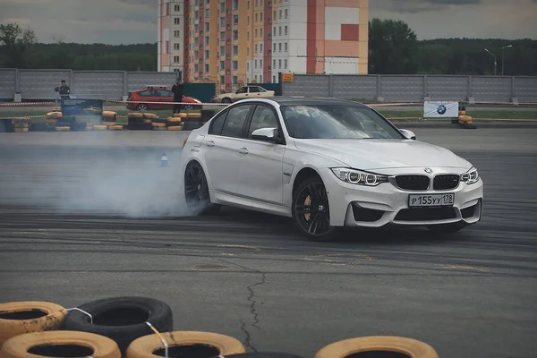 Publicidade BMW, Moscou, 1.11.2018: demonstração do modelo do carro, carros na pista de teste, poeira de baixo das rodas, faixas na estrada, corrida, treinamento de condução em uma escola de condução — Fotografia de Stock