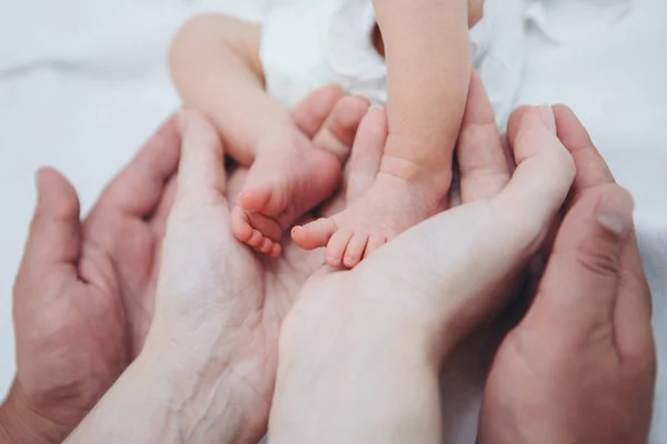 Nohy novorozence. Matka a otec drží novorozeně nohy, masáž nohou koncept dětství, zdravotní péče, Ivf, hygiena — Stock fotografie