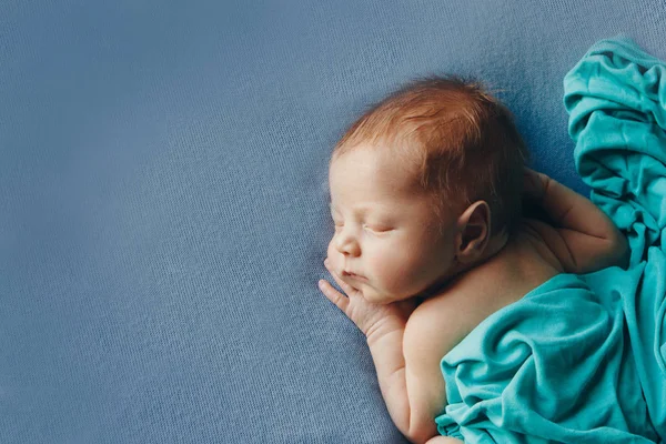 Retrato de uma menina: o rosto do bebê close-up. conceito de infância, cuidados de saúde, FIV — Fotografia de Stock