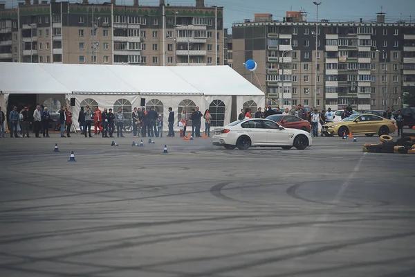 Publicidad BMW, Moscú, 1.11.2018: demostración del modelo de coche, coches en la pista de pruebas, polvo de debajo de las ruedas, pistas en la carretera, carrera, entrenamiento de conducción en una escuela de conducción — Foto de Stock