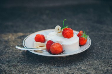 Meyveli dondurmalı tatlı. Tatlılar, tatlılar, yemek pişirme, tatiller