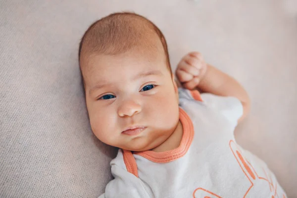 Portret van een klein meisje: baby's gezicht close-up. begrip kindertijd, gezondheidszorg, IVF — Stockfoto