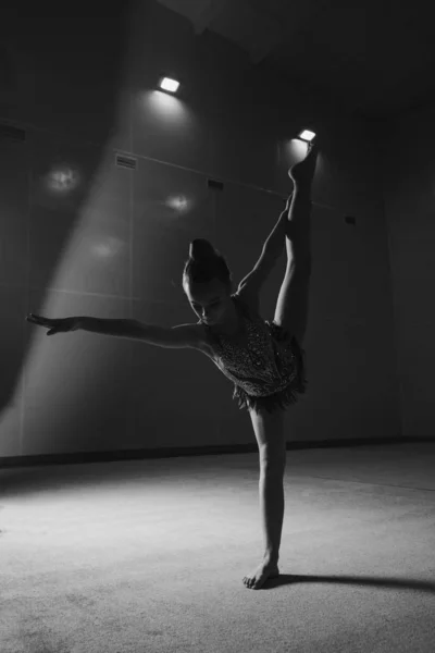 La chica se sentó en la cuerda. clases en el gimnasio. la muchacha se ocupa de la gimnasia recreativa. ejercicios deportivos y estiramientos: atletismo — Foto de Stock