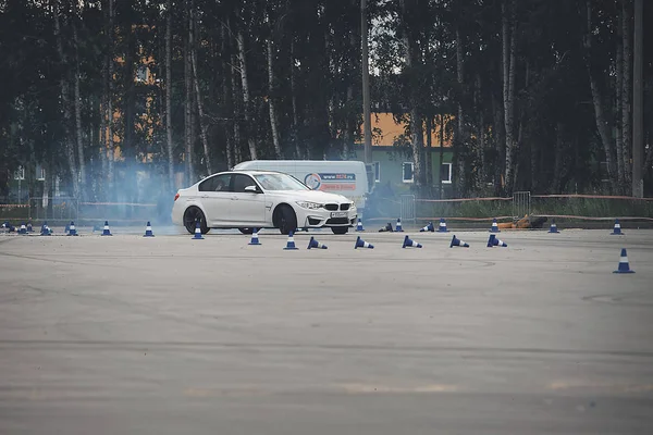 広告BMW,モスクワ, 1.11.2018:車のモデルのデモンストレーション、テストトラック内の車、車輪の下からのほこり、道路上のトラック、レース、ドライビングスクールでの運転訓練 — ストック写真