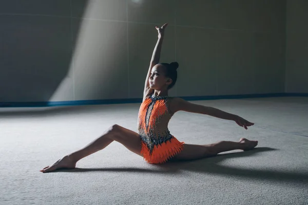 A rapariga sentou-se no cordel. aulas no clube de fitness. a menina está envolvida na ginástica recreativa. exercícios esportivos e alongamento: atletismo — Fotografia de Stock