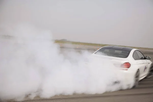 Advertising BMW, Moscow, 1.11.2018: demonstration of the car model, cars in the test track, dust from under the wheels, tracks on the road, race, driving training in a driving school — Stock Photo, Image