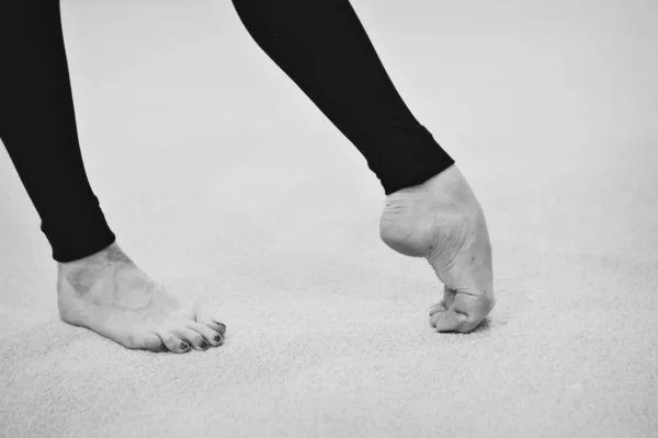 Gymnast's legs close up. ballet stand on the toes. sports exercises and stretching: athletics — Stock Photo, Image