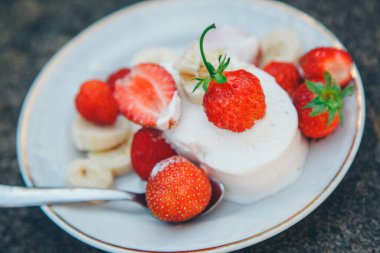 Meyveli dondurmalı tatlı. Tatlılar, tatlılar, yemek pişirme, tatiller