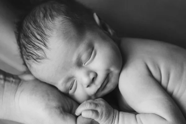 Retrato de una niña: primer plano de la cara del bebé. concepto de infancia, salud, FIV — Foto de Stock
