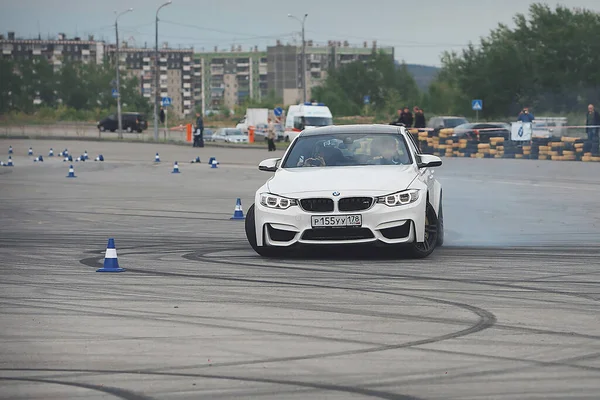 Publicidad BMW, Moscú, 1.11.2018: demostración del modelo de coche, coches en la pista de pruebas, polvo de debajo de las ruedas, pistas en la carretera, carrera, entrenamiento de conducción en una escuela de conducción — Foto de Stock