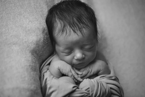 Retrato de una niña: primer plano de la cara del bebé. concepto de infancia, salud, FIV — Foto de Stock