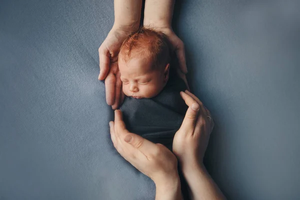 Bebé recién nacido acostado en las manos de los padres. Imitación del bebé en el útero. hermosa niña durmiendo boca arriba. manifestación de amor. Concepto de cuidado de la salud, paternidad, Día del Niño, medicina, FIV — Foto de Stock