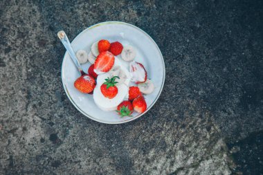Meyveli dondurmalı tatlı. Tatlılar, tatlılar, yemek pişirme, tatiller
