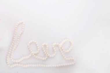 Beyaz bir arka planda boncuklu yazı. Uluslararası Kadınlar Günü, bahar, 8 Mart, doğum günü konsepti