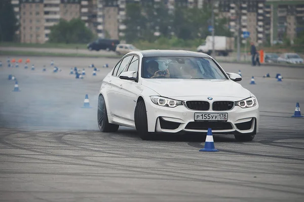 Publicidad BMW, Moscú, 1.11.2018: demostración del modelo de coche, coches en la pista de pruebas, polvo de debajo de las ruedas, pistas en la carretera, carrera, entrenamiento de conducción en una escuela de conducción —  Fotos de Stock