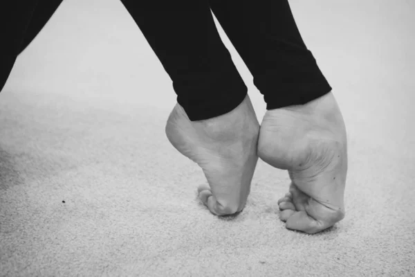 Las piernas de gimnasta se cierran. soporte de ballet en los dedos del pie. ejercicios deportivos y estiramientos: atletismo — Foto de Stock