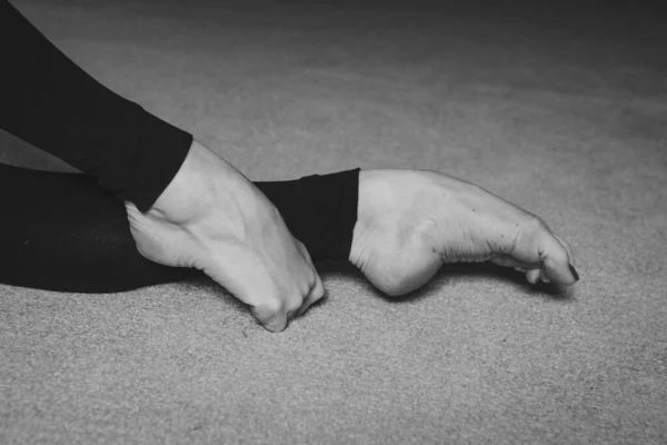 Le gambe della ginnasta si chiudono. stand balletto sulle dita dei piedi. esercizi sportivi e stretching: atletica — Foto Stock