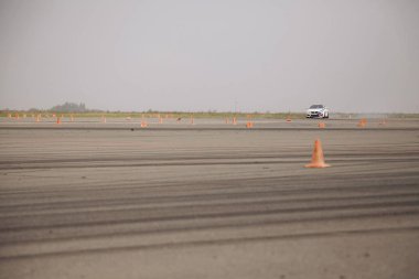 Bmw, Moskova, 1.11.2018: araba modelinin tanıtımı, test pistindeki arabalar, tekerleklerin altındaki toz, yoldaki raylar, yarış, sürüş okulunda sürüş eğitimi