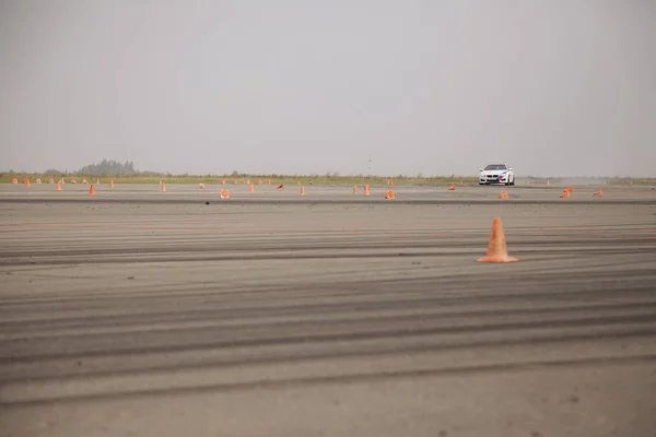 Bmw, Moscow, 1.11.2018: demonstration of the car model, cars in the test track, dust from the wheels, tracks on the road, race, driving training in a driving school — 图库照片