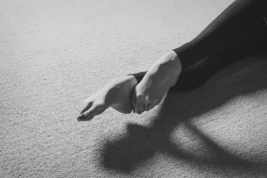 Jimnastikçinin bacakları kapalı. Bale parmaklarının ucunda duruyor. Spor egzersizleri ve esneme: atletizm