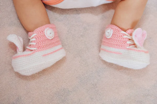 Booties on the baby's legs. fashion for newborns. Advertising children's shoes — Stockfoto