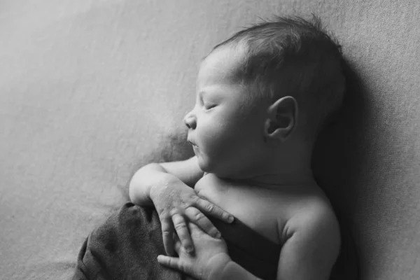 Retrato de una niña: primer plano de la cara del bebé. concepto de infancia, salud, FIV —  Fotos de Stock