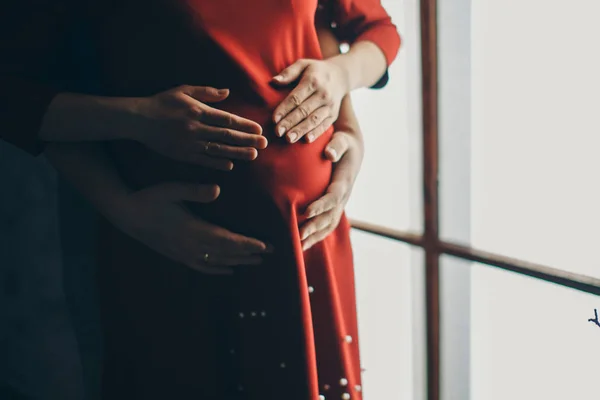 The husband embraces his wife.a man and a pregnant woman stroking their belly. Copy space. Healthy lifestyle concept, IVF, mother's Day, international women's day, Valentine's Day — Stock Photo, Image