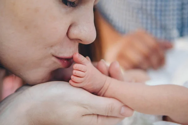 Ręka dziecka, palce zbliżenie.mama całuje noworodka, koncepcja masażu dzieciństwo, zdrowie, ekologia, higiena, Ivf — Zdjęcie stockowe
