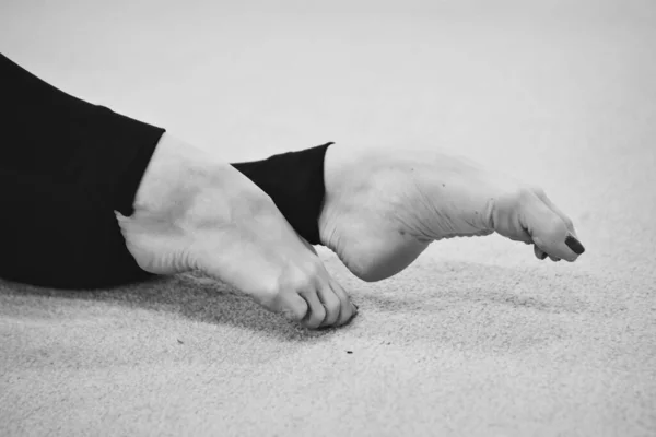 Gymnast's legs close up. ballet stand on the toes. sports exercises and stretching: athletics — 스톡 사진