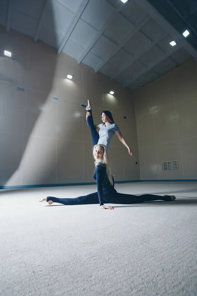 Las Mujeres Sentaron Cuerda Clases Gimnasio Chica Dedica Gimnasia Recreativa — Foto de Stock