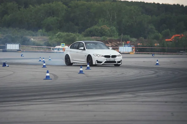 Bmw Moskova 2018 Araba Modelinin Tanıtımı Test Pistindeki Arabalar Tekerleklerin — Stok fotoğraf