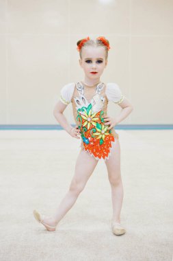 Beyaz arka planda eşofmanlı bir kız. Sağlıklı yaşam tarzı konsepti, spor üniformaları, dünya kupası, spor salonu, özel kıyafetler, üniformalar.