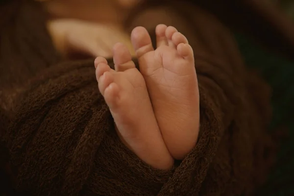 Pasgeboren Baby Voeten Benen Massage Concept Van Kindertijd Gezondheidszorg Ivf — Stockfoto