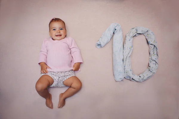 Kleine Baby Figuur Dat Leeftijd Aangeeft Het Concept Van Opgroeien — Stockfoto
